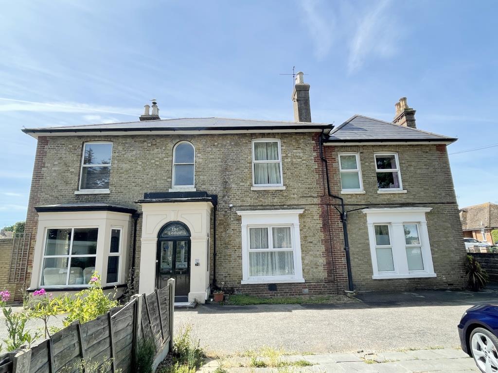 Lot: 88 - LARGE TWO-BEDROOM FLAT FOR REFURBISHMENT -